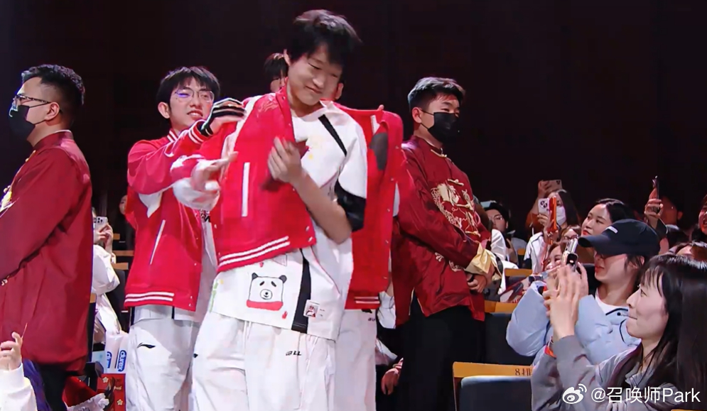 LPL players participating in the Spring Festival Gala activities