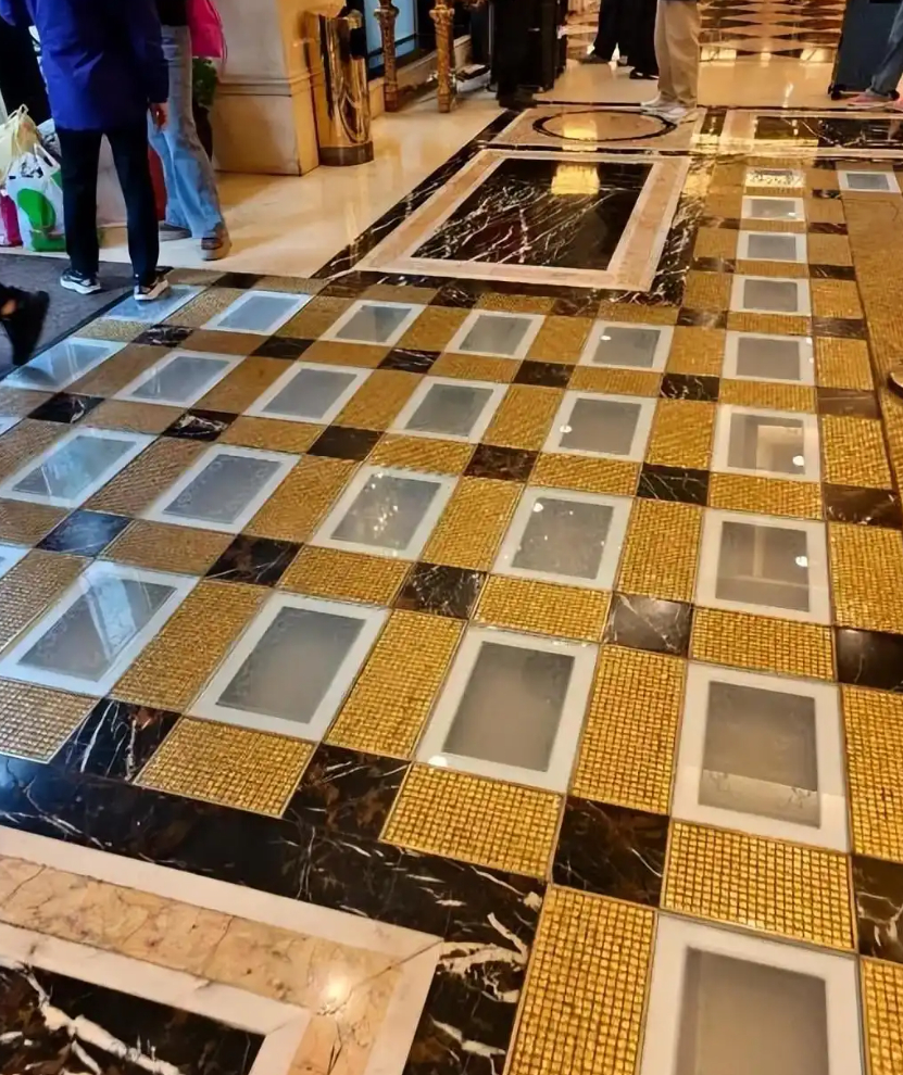 A Weibo post highlighting the hotel’s 9.4 million HKD purchase and nearly 100 million HKD sale of gold