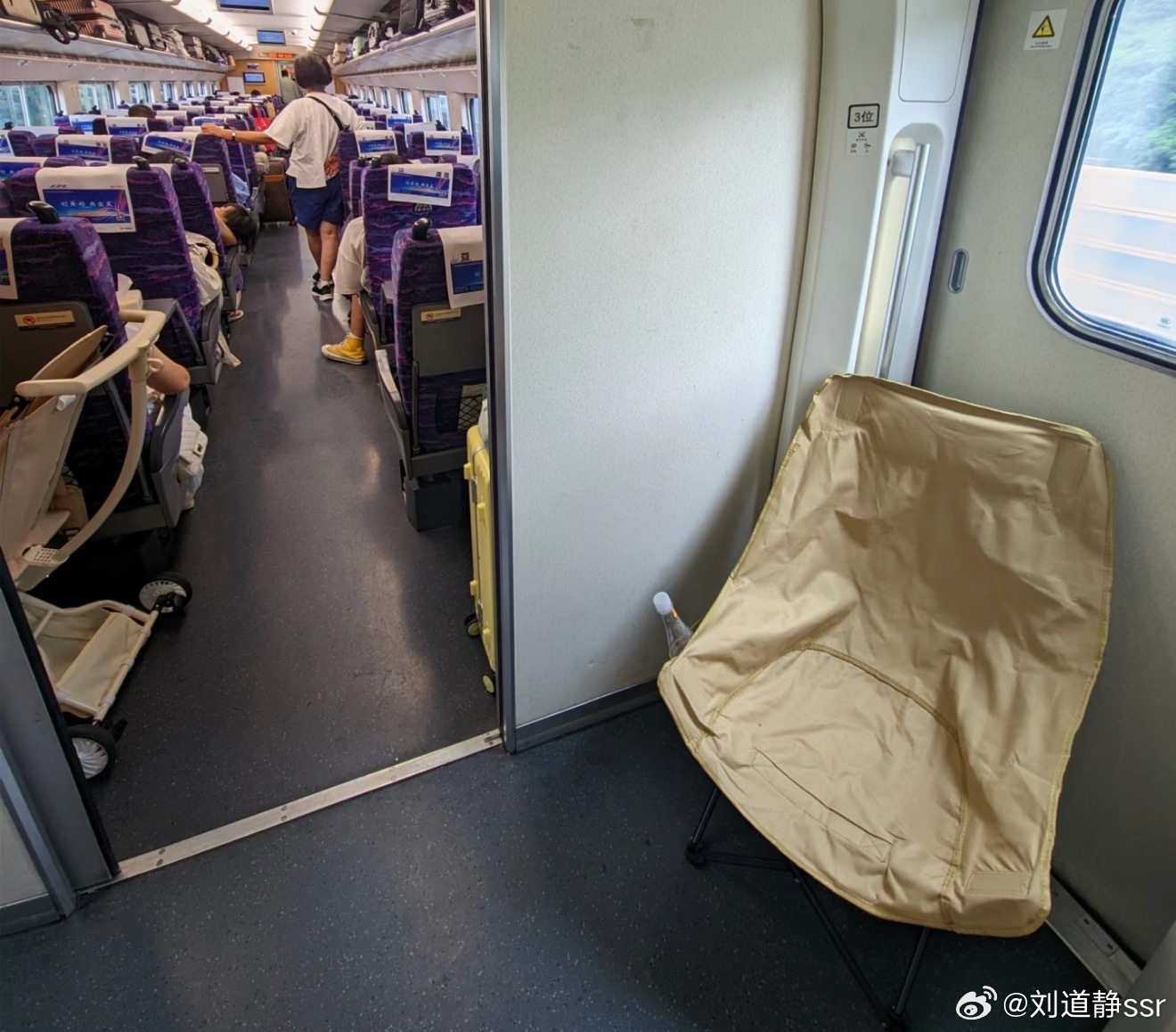 A folding chair placed in the aisle of a high-speed train, as shared by a Weibo user