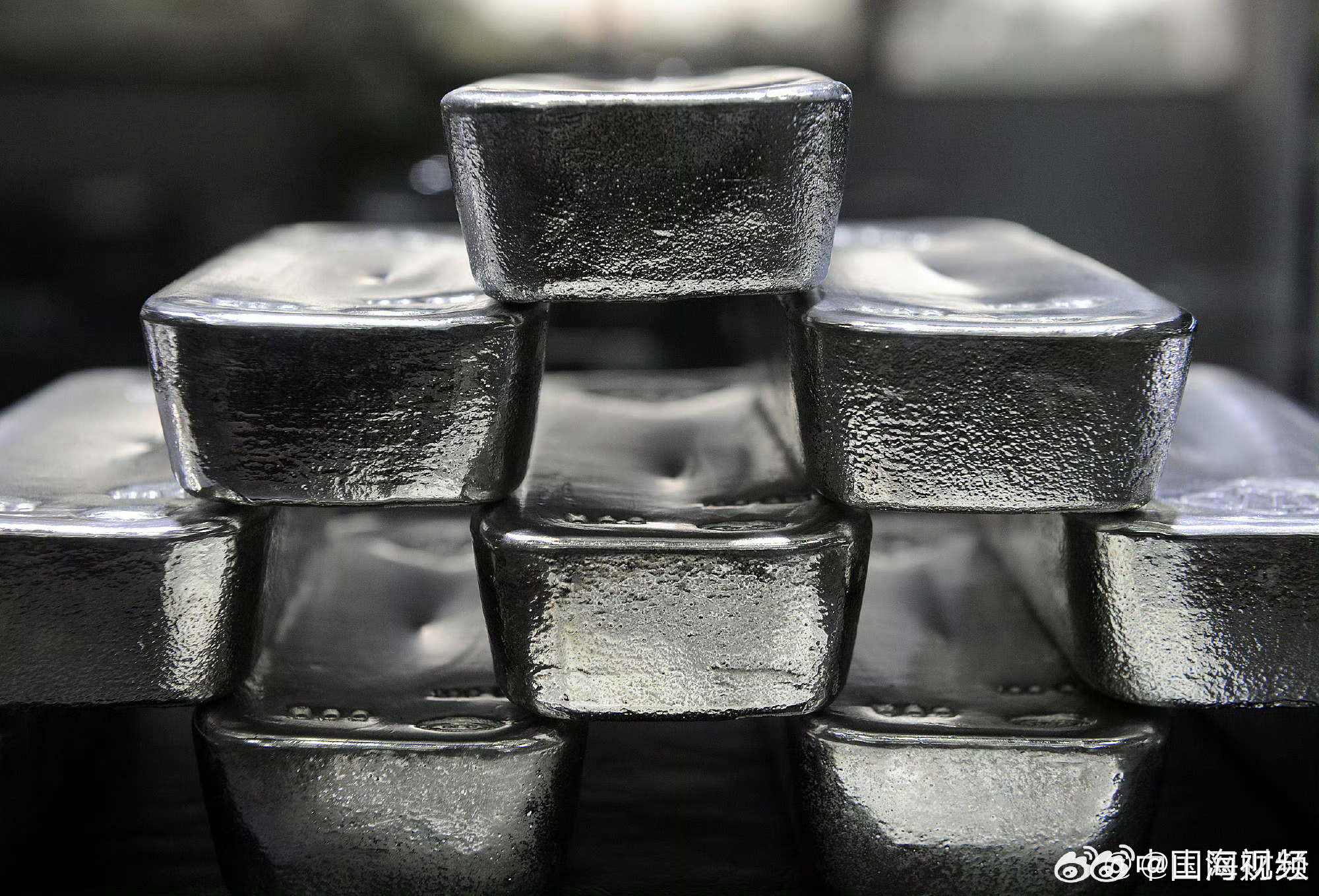 In early February 2026, a historic plunge in gold and silver prices—gold falling below $4,700 an ounce and silver crashing 31% in a single day—ignited a firestorm of discussion on Chinese social media. The volatility, the biggest in decades, turned the platforms into a real-time diary of investor panic, profit-taking, and confusion, reflecting the global market's shockwaves.