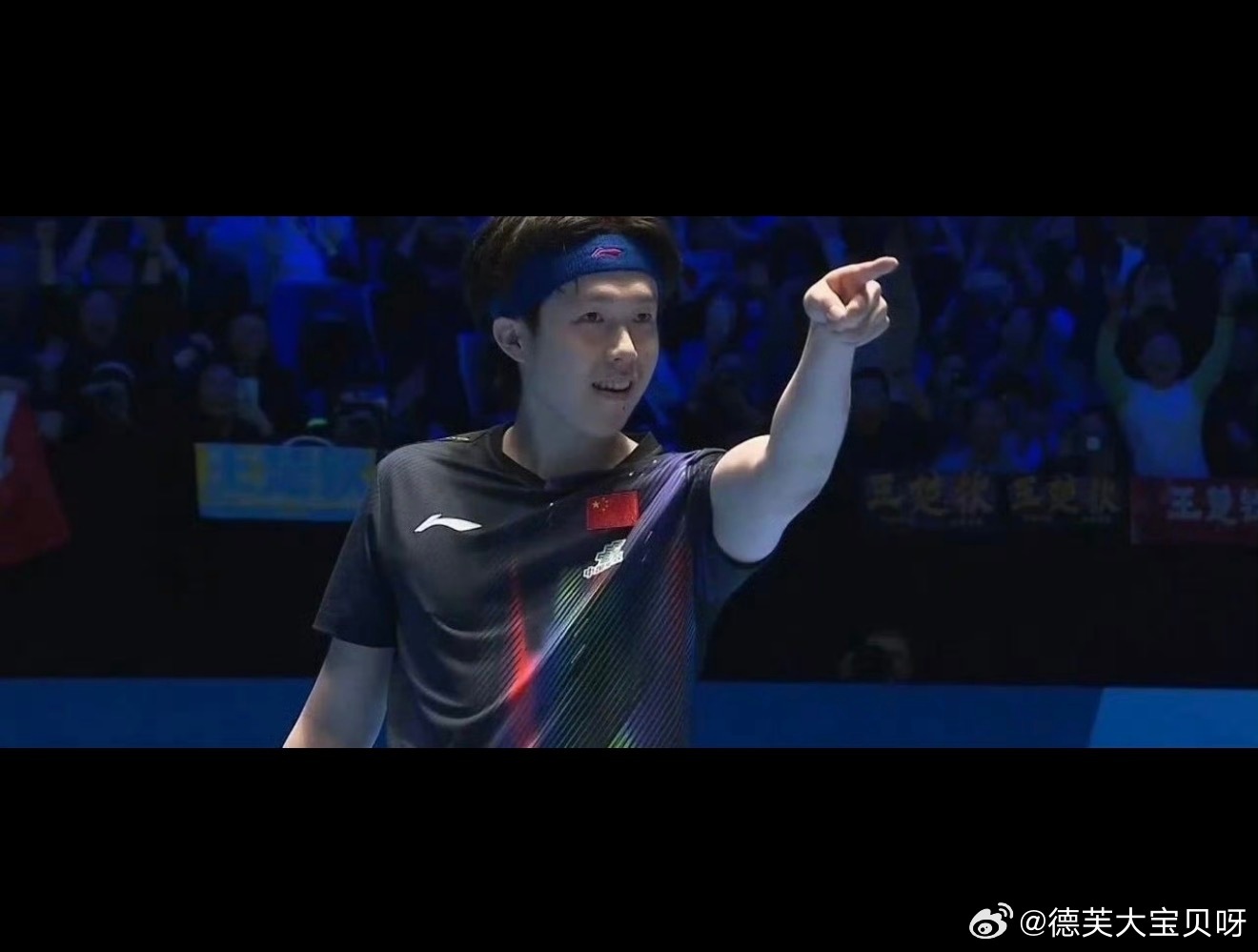 Wang Chuqin celebrates his victory by pointing to coach Wang Hao, a moment that resonated with fans for its display of trust and team spirit