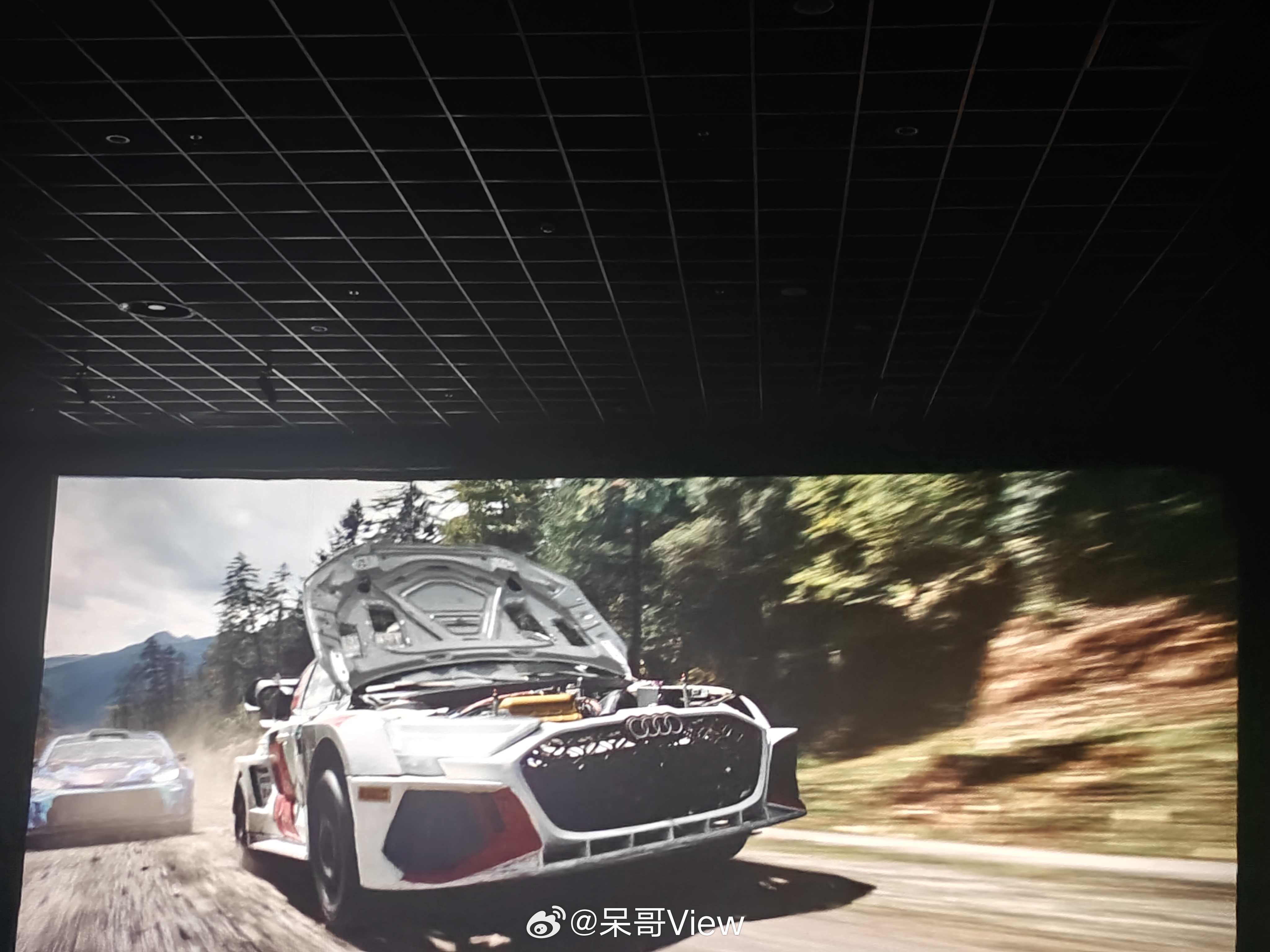 The third installment of the "Pegasus" (飞驰人生) franchise, starring Shen Teng, has become a massive box office hit, but fans on Weibo and WeChat are reacting to it in very different ways. While Weibo users are buzzing about its record-breaking numbers and racing scenes, WeChat's single post focuses on a niche mountain bike prototype—revealing a stark contrast in platform priorities and audience interests.