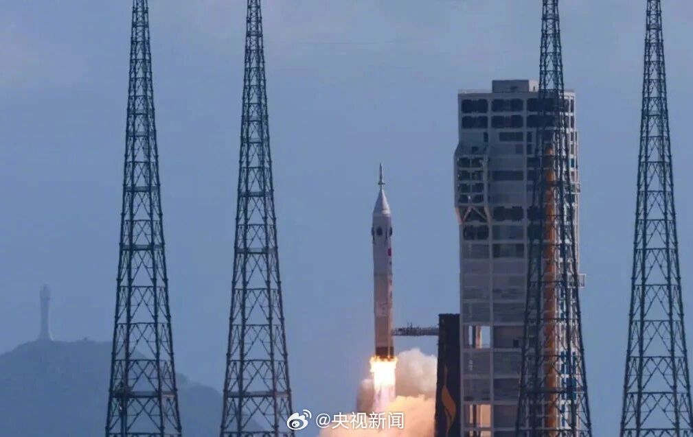On February 11, 2026, China successfully tested the Long March 10 rocket and Mengzhou spacecraft, achieving the country’s first sea-based recovery of a manned spacecraft and rocket stage. The mission marks a critical step toward China’s goal of landing astronauts on the Moon by 2030, validating key technologies like escape systems and reusable rocket recovery.
