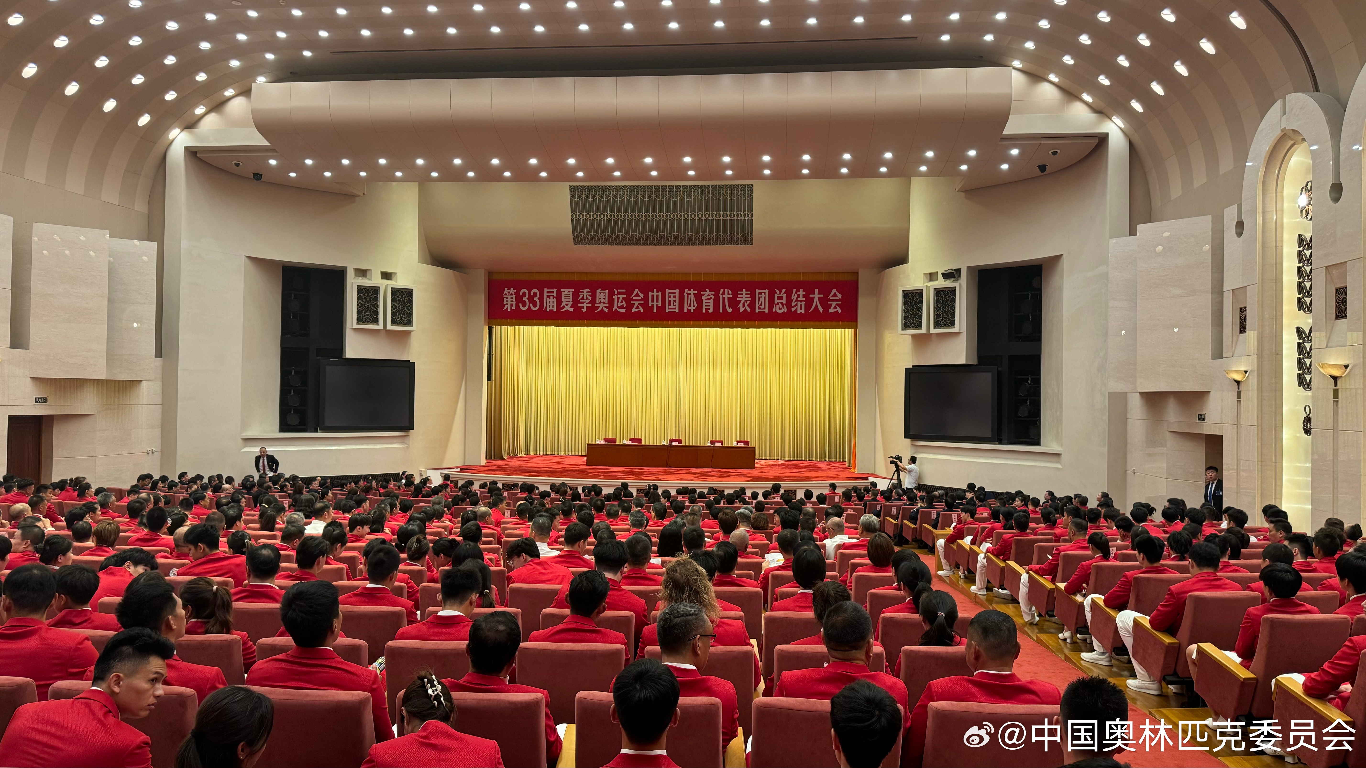 The 33rd Summer Olympics, which took place in Paris, have come to a close, and China's sports delegation has returned home to a hero's welcome. The Chinese government held a grand ceremony at the Great Hall of the People in Beijing to summarize the achievements of the sports team and to extol the athletes' hard work and dedication.
