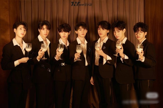 A recent incident involving Chinese boy group THE9 has set off a heated discussion on social media, with many fans and netizens weighing in on the topic of underage drinking. The group, which consists of nine members born between 1998 and 2002, was spotted drinking what appeared to be beer or other alcoholic beverages, sparking both criticism and support from fans.