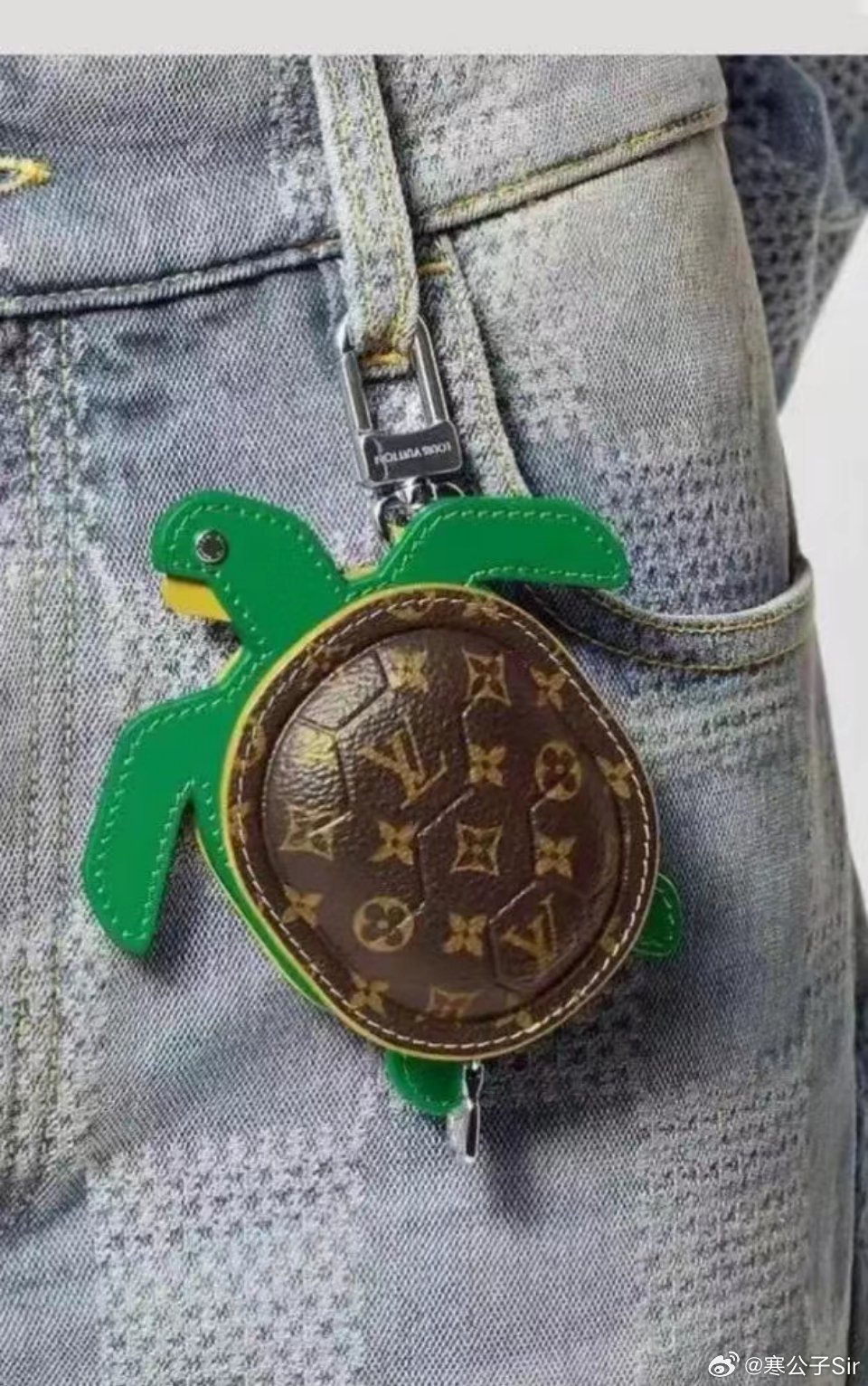 Chinese Olympic diver Quan Hongchan has been making headlines recently, but this time it's not just for her impressive athletic achievements. The 14-year-old diving sensation has been spotted sporting a Louis Vuitton (LV) backpack, complete with two turtle-shaped keychains, sparking a heated debate among Chinese netizens on social media platform Weibo.