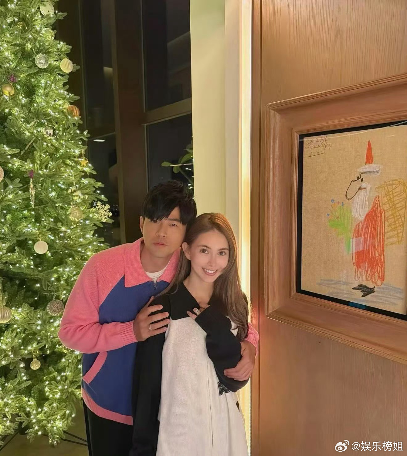 Jay Chou and Hannah Quinlivan shared adorable matching Christmas outfits in a series of cozy photos, sparking a wave of fan love and "couple goals" praise on social media. The images, featuring the couple in front of a twinkling Christmas tree, quickly went viral under the hashtag #周杰伦昆凌情侣装合照, with fans gushing over their visible happiness and coordinated style.